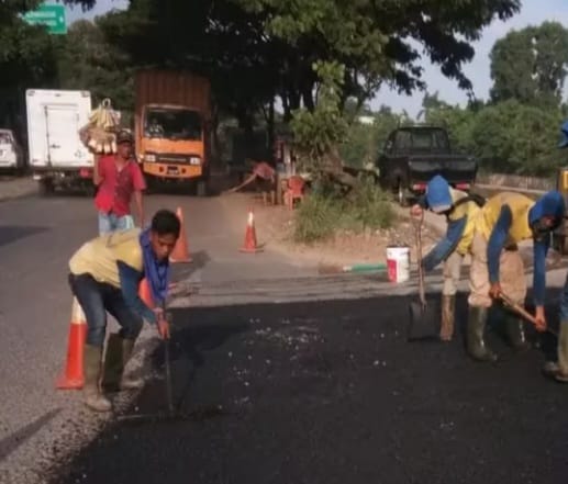 UPTD Pengelolaan Jalan dan Jembatan (PJJ) Kabupaten Tangerang pada Dinas PUPR Provinsi Banten, terus memperbaiki ruas jalan raya Cisauk, Legok, Jaha, Malang Nengah dan Tigaraksa, yang kerap dilalui oleh pemudik sepeda motor tujuan Pulau Sumatera melalui Tangerang untuk menuju Serang-Cilegon-Merak. (Foto: istimewah)