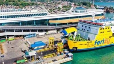 Dalam gambar, antrian kendaraan pribadi yang akan melakukan penyeberangan menggunakan kapal ferry dari Pelabuhan ASDP Merak, Kota Cilegon, Provinsi Banten, menuju Pelabuhan ASDP Bakahueni Lampung, pada arus mudik tahun 2022. (Foto : Daeng Yusvin)