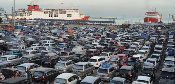 Dalam gambar, antrian kendaraan pribadi yang akan melakukan penyeberangan menggunakan kapal ferry dari Pelabuhan ASDP Merak, Kota Cilegon, Provinsi Banten, menuju Pelabuhan ASDP Bakahueni Lampung, pada arus mudik tahun 2022. (Foto : Daeng Yusvin)