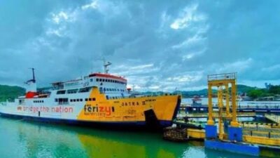 Dalam gambar, antrian kendaraan pribadi yang akan melakukan penyeberangan menggunakan kapal ferry dari Pelabuhan ASDP Merak, Kota Cilegon, Provinsi Banten, menuju Pelabuhan ASDP Bakahueni Lampung, pada arus mudik tahun 2022. (Foto : Daeng Yusvin)