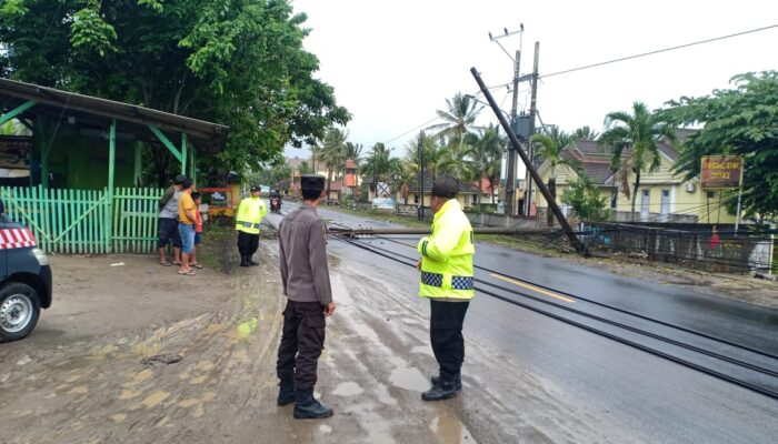 BMKG sebut Dampak Siklon Tropis Herman, Tiang Roboh dan Kapal Ferry Terdampar di Banten