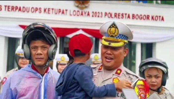 Satlantas Polresta Bogor Kota Berikan Sembako Gratis Kepada Pemudik di Terminal Baranangsiang