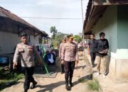 Panas Terik, Kapolres Karawang Blusukan ke Rumah Warga Bagikan Sembako