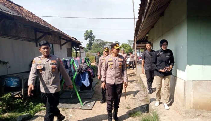 Panas Terik, Kapolres Karawang Blusukan ke Rumah Warga Bagikan Sembako