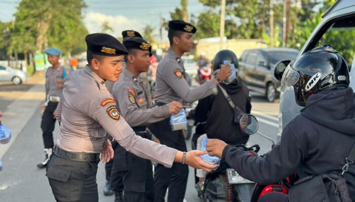 Ramadhan Barokah, Polres Karawang Kembali Berbagi Takjil, Sasar Pengendara yang Melintas