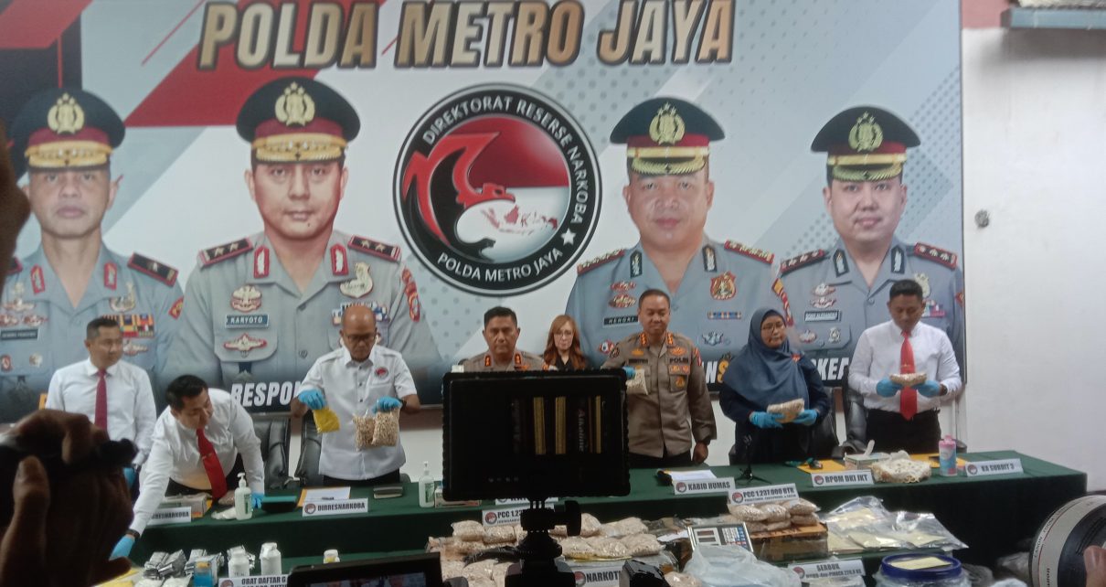 Kapolda Metro Jaya Didampingi Dirnarkoba dan Kabid Humas Menjabarkan Barang Bukti Kepada Awak Media. (Foto: Sumber Humas PMJ)