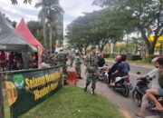 Berkah Ramadhan, Korem 051/Wijayakarta Bagi-bagi Ratusan Takjil Gratis, Sasar Pekerja Pabrik yang Melintas