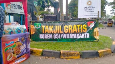 Danrem 051/Wijayarta Brigjen TNI Yustinus Nono Yulianto, S.E., M.Si., didampingi Kasrem dan para Kasi Korem 051/Wijayakarta pimpin langsung pembagian takjil gratis, Jumat ( 31/3/2023).
