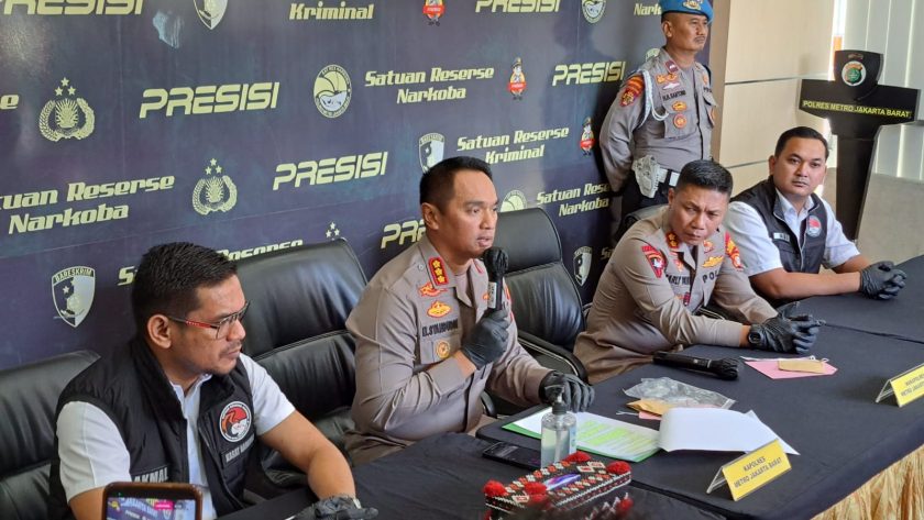 Kapolres Metro Jakarta Barat Saat Memimpin Konferensi Pers Terkait Penangkapan Seorang Aktor. (Foto: Sumber Humas Jakbar)