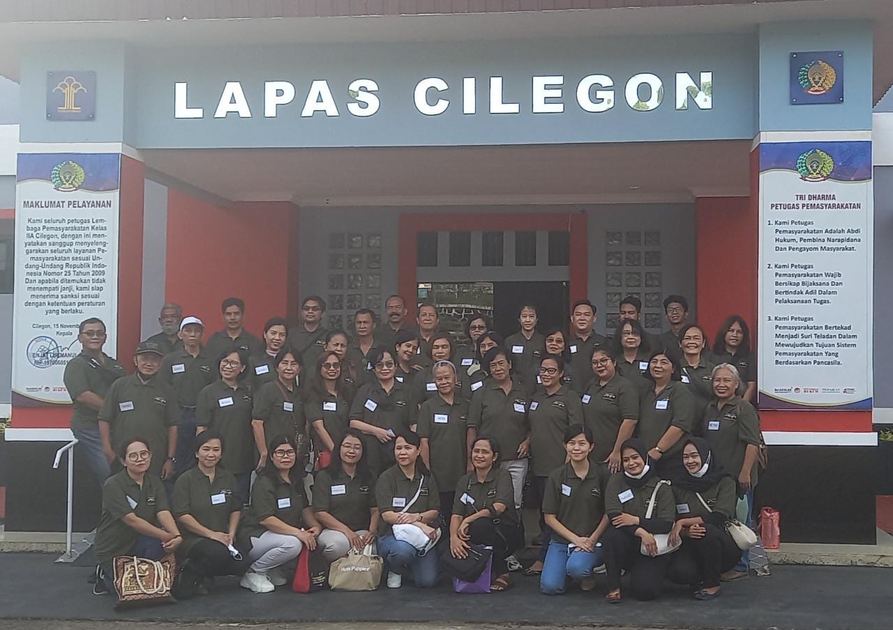 Sebelum melakukan kegiatan pengobatan dan pemeriksaan kesehatan gratis, Tim Kelompok Kerja Yankes GKI Serang, melakukan foto bersama didepan Lapas Kelas II A Cilegon,. (Foto : Yusvin M Karuyan)