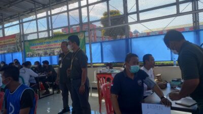 Salah seorang petugas di Lembaga Pemasyarakatan Kelas II A Cilegon, sedang menjalani pengobatan dan pemeriksaan kesehatan gigi gratis yang dilaksanakan oleh Pokja Yankes GKI Serang. (Foto : Yusvin M Karuyan)