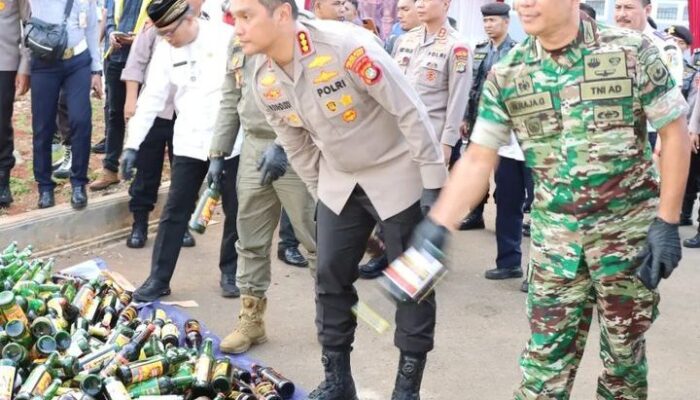 Polres Metro Jakarta Barat Musnahkan 14 Ribu Botol Miras Hasil Sitaan Selama Ramadhan