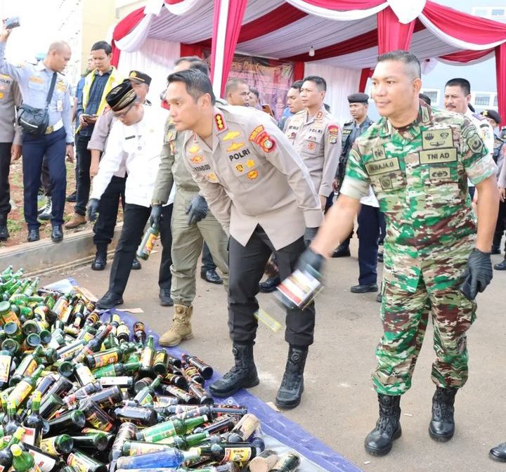 Kapolres Metro Jakarta Barat Bersama Perwakilan Walikota Jakarta Barat Memusnahkan Ribuan Miras. (Foto : Fathar)