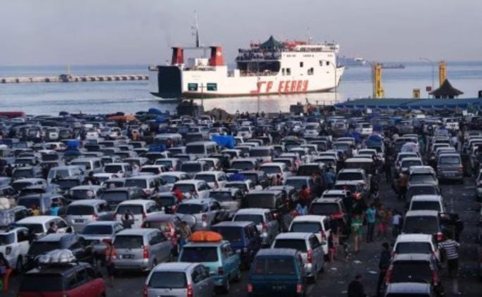 Antrian kendaraan di salah satu dermaga Pelabuhan ASDP Merak saat arus mudik tahun 2022 (Foto : Daeng Yusvin)