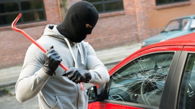 Ilustrasi Maling modus pecah kaca mobil. (Foto: Sumber Suara.com)