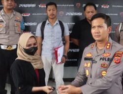 Kapolres Karawang AKBP Wirdhanto Hadicaksono memberikan sepeda motor kepada korban yang sempat di begal pelaku.