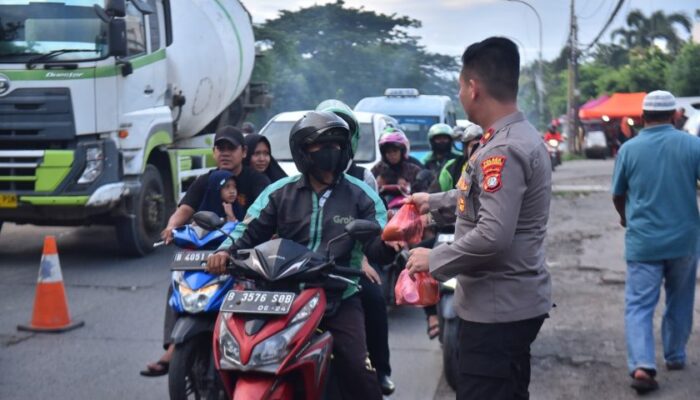 Peduli Terhadap Sesama, Polsek Cengkareng Bagikan Ratusan Takjil