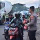 Kapolsek Cengkareng Kompol Hasoloan Situmorang Membagikan Ratusan Takjil Kepada Pengendara.(Foto: Sumber Humas Res Jakbar)