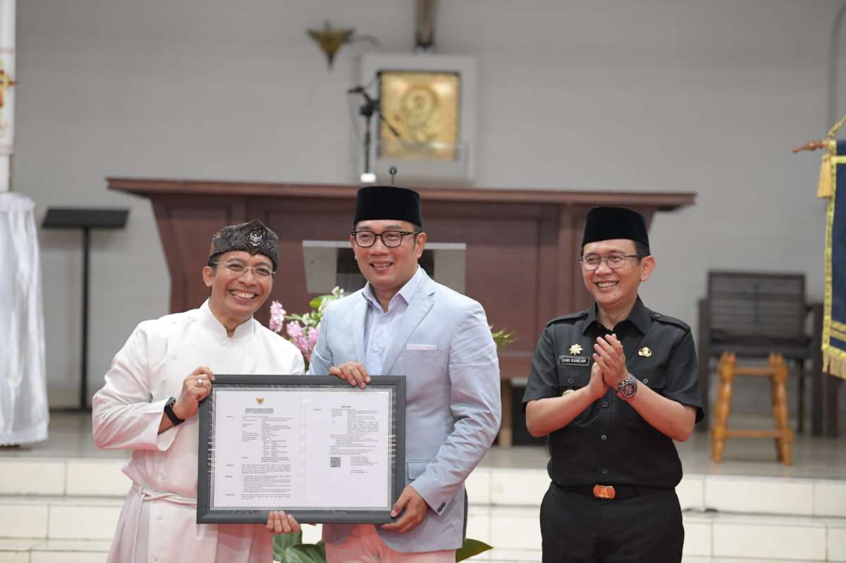Gubernur Jawa Barat (Jabar) Ridwan Kamil dalam acara Penyerahan Persetujuan Bangunan Gedung (PBG) kepada Panitia Pembangunan Kompleks Gereja Katolik Ibu Teresa