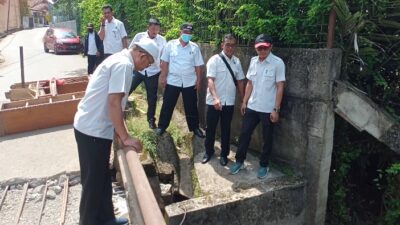 DSDABMBK Kabupaten Bekasi pasang peringatan jembatan rusak bagi pengguna jembatan Jalan Metro, Desa Telajung, Kecamatan Cikarang Barat. (Foto: Team Redaksi Triberita.com)