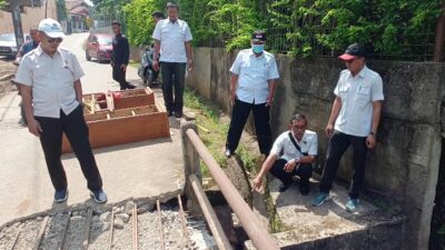 DSDABMBK Kabupaten Bekasi melakukan pengecekan Jembatan Sasak Sainin yang rusak berat di Desa Telajung, Kecamatan Cikarang Barat, Kabupaten Bekasi. (Foto: Team Redaksi Triberita.com)