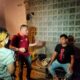 Petugas gabungan dari Satuan Polisi Pamong Praja (Satpol PP) Kabupaten Bekasi terlibat adu mulut (cekcok) dengan pengelola hotel berkedaok indekos saat digrebek, pada Jumat (31/03/2023).