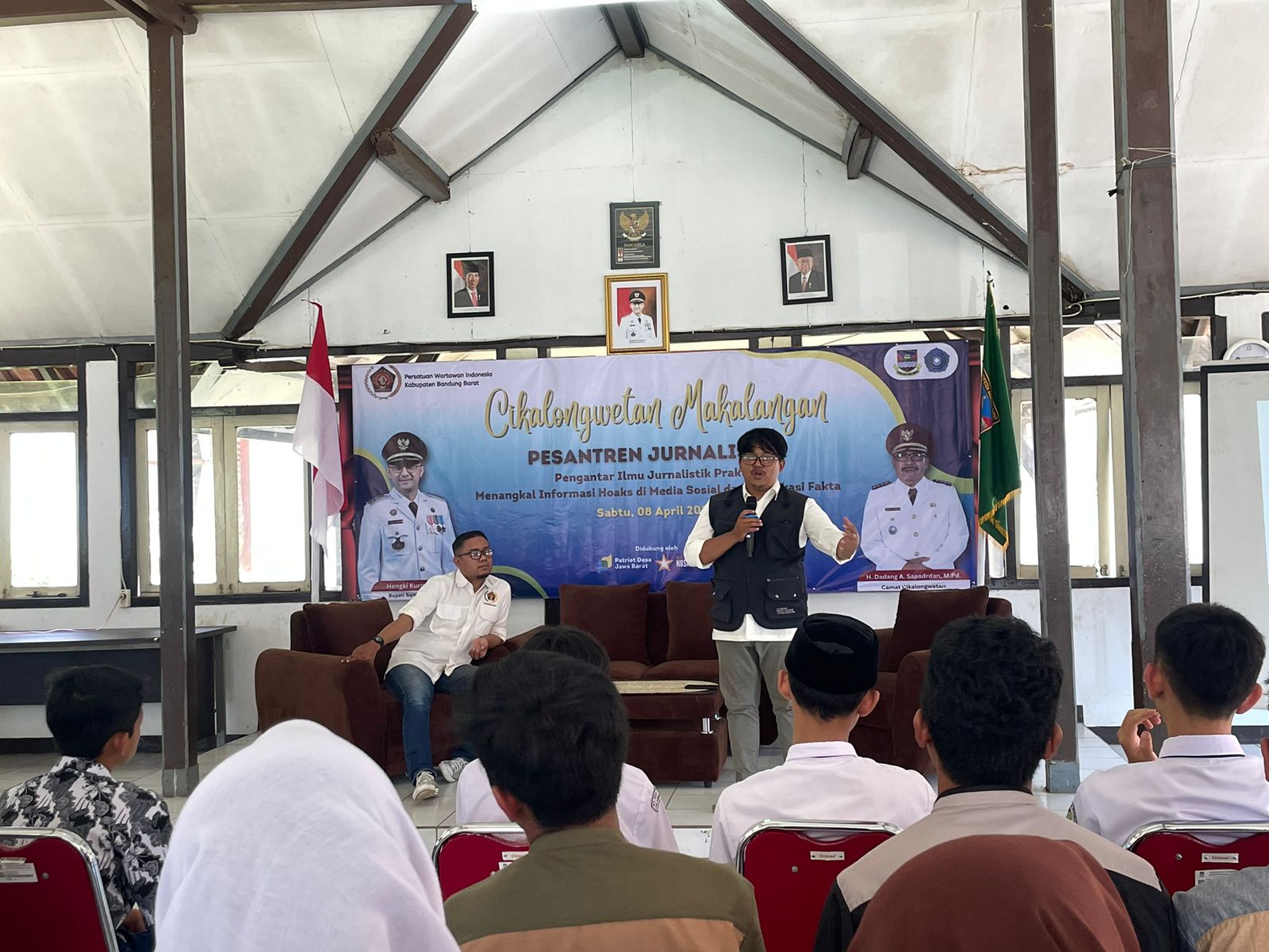 Puluhan pelajar di wilayah Kecamatan Cikalongwetan, Kabupaten Bandung Barat mengikuti kegiatan "Pesantren Jurnalistik"