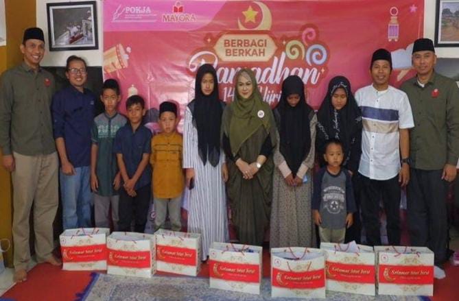Foto bersama usai acara penyerahan santunan untuk puluhan anak yatim di Sekretariat Pokja Wartawan Harian dan Elektronik Provinsi Banten, KP3B, Curug, Kota Serang, Senin 17 April 2023. (Foto: Daeng Yusvin)