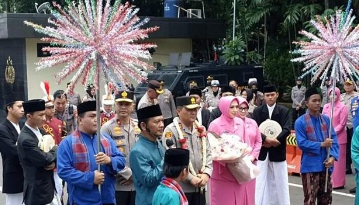 Sambut Kedatangan Kapolda Baru di Polda Metro Jaya dengan Palang Pintu Adat Betawi