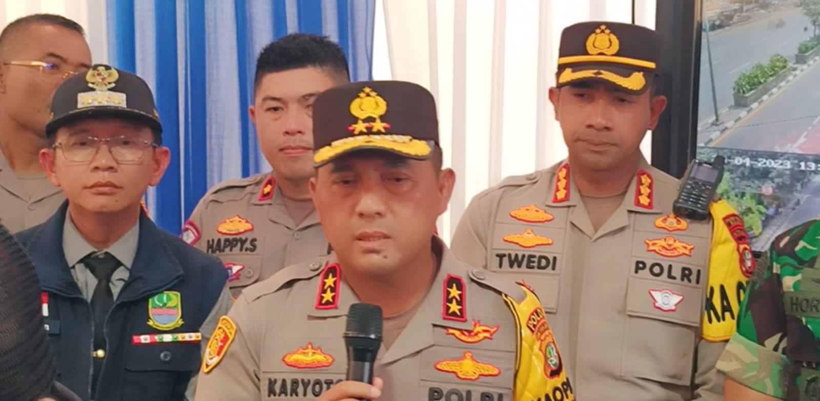 DOOR STOP. Kapolda Metro Jaya, Irjen Pol Karyoto Memberikan Keterangan kepada Awak Media Terkait Mudik Lebaran 2023 di PT IBU, Jalan Rengasbandung KM.60, Desa Karangsambung, Kecamatan Kedungwaringin, Kabupaten Bekasi, Kamis 20 April 2023 Siang. (Foto: Team Redaksi)