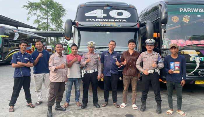 Satlantas Polres Karawang Gelar Sosialisasi Ajak Sopir Bus untuk Tertib Berkendara