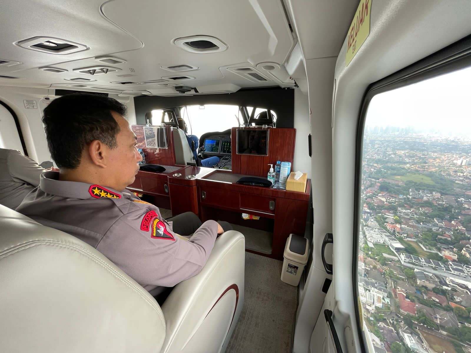 Kapolri Naik Heli Pantau Langsung Arus Mudik di Jalan Tol dan Arteri (foto: Divisi Hummas Polri)