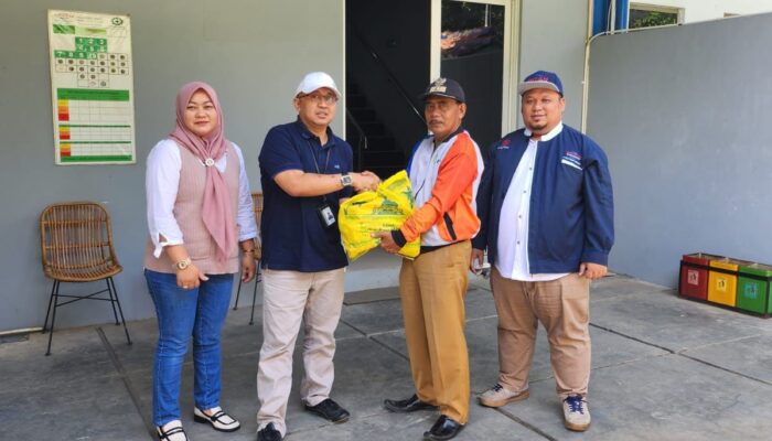 Warga Dapatkan Sembako Gratis Dari  PT Witan Presisi Indonesia
