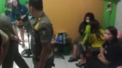 Petugas Satpol PP mengamankan wanita pekerja terapis di dalam Spa Flower, di Ruko Mardigras Citra Raya, Jumat dinihari, tanggal 7 April 2023. (Foto: istirmewah)