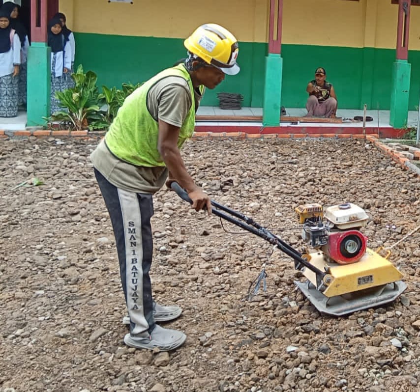 menyoroti proyek gagal total (gatot) pada kegiatan penataan halaman pemasangan paving block tidak sesuai spesifikasi Teknis.