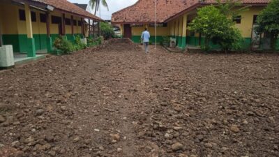 menyoroti proyek gagal total (gatot) pada kegiatan penataan halaman pemasangan paving block tidak sesuai spesifikasi Teknis.