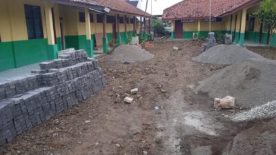 menyoroti proyek gagal total (gatot) pada kegiatan penataan halaman pemasangan paving block tidak sesuai spesifikasi Teknis.