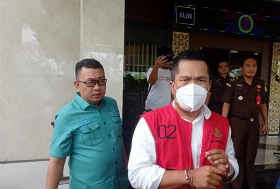 Penyidik saat membawa President Salles PT. Sigma Cipta Caraka ke mobil tahanan Kejati Banten. (Foto : Daeng Yusvin)