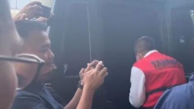 President Salles PT. Sigma Cipta Caraka yang rugikan Negara Rp17,7 miliar memasuki mobil tahanan Kejati Banten. (Foto : Daeng Yusvin)