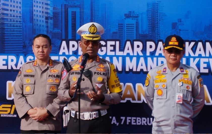 Direktur Lalu Lintas Polda Metro Jaya Bersama Kabid Humas dan Kadishub. (Foto: Sumber Humas PMJ)