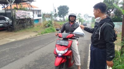 Jelang berbuka puasa di penghgujung bulan Ramadhan 1444 H, Persatuan Wartawan Indonesia (PWI) Kabupaten Bandung Barat (KBB) membagikan puluhan takjil kepada warga yang melintas.