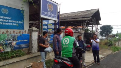 Jelang berbuka puasa di penghgujung bulan Ramadhan 1444 H, Persatuan Wartawan Indonesia (PWI) Kabupaten Bandung Barat (KBB) membagikan puluhan takjil kepada warga yang melintas.