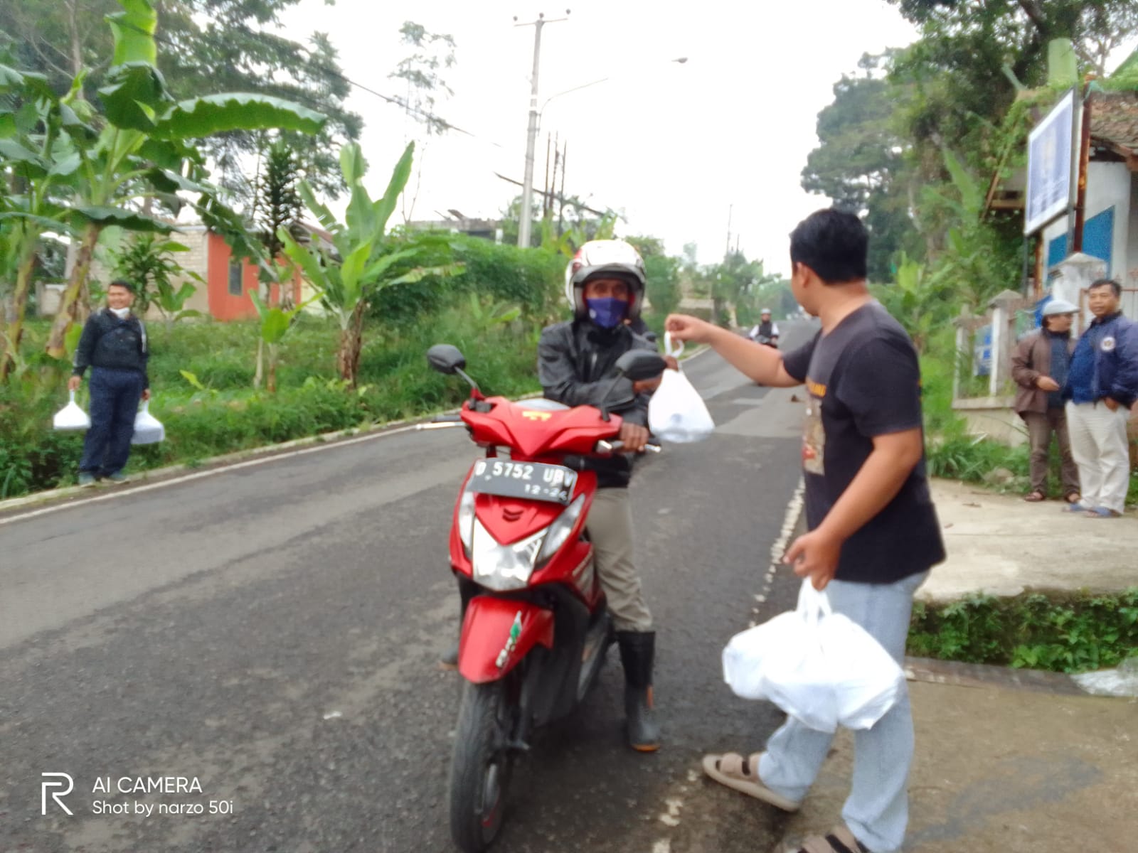 Jelang berbuka puasa di penghgujung bulan Ramadhan 1444 H, Persatuan Wartawan Indonesia (PWI) Kabupaten Bandung Barat (KBB) membagikan puluhan takjil kepada warga yang melintas.