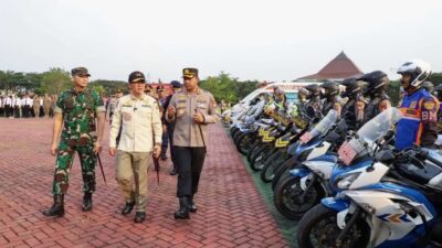 Pj Bupati Bekasi, Dani Ramdan Bersama Dandim dan Kapolres Metro Bekasi Cek Kesiapan Pasukan Operasi Kepolisian Terpusat Ketupat Jaya 2023 dalam rangka kesiapan pengamanan Idul Fitri 1444 H di Lapangan Plaza Pemkab Bekasi, Senin 17 April 2023 sore. (Foto: Team Redaksi)
