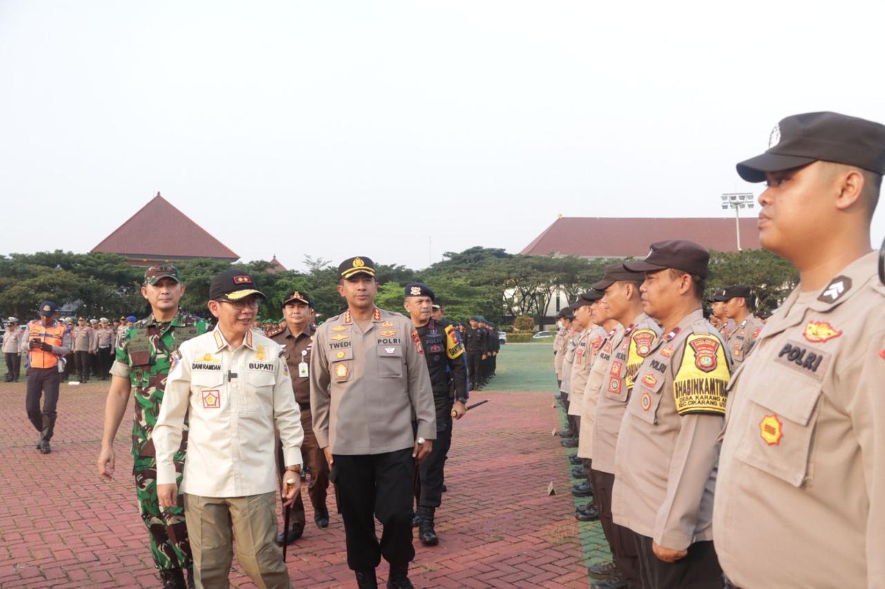 Pj Bupati Bekasi, Dani Ramdan Bersama Dandim dan Kapolres Metro Bekasi Cek Kesiapan Pasukan Operasi Kepolisian Terpusat Ketupat Jaya 2023 dalam rangka kesiapan pengamanan Idul Fitri 1444 H di Lapangan Plaza Pemkab Bekasi, Senin 17 April 2023 sore. (Foto: Team Redaksi)
