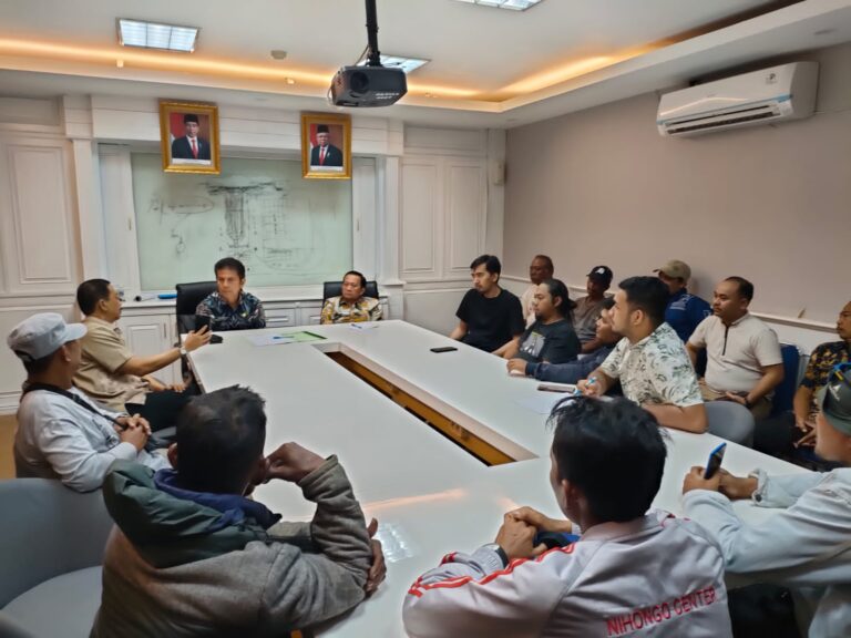 Ratusan nelayan dari empat desa di kecamatan Cilamaya wilayah pantai Utara Karawang akan menyambangi KKP dan Kantor pusat PT Pertamina PHE ONWJ di Jakarta,