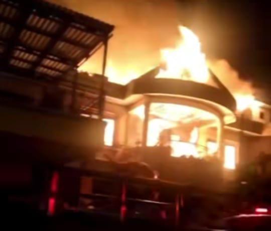 Rumah yang dilahap si jago merah ini diketahui terjadi seusai salat tarawih dan langsung membuat masyarakat ikut membantu  memadamkan api. (Foto: Sumber Jktinformasi)