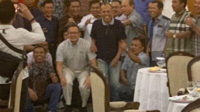 Foto yang diduga Sekjen Kemendagri Suhajar Diantoro. Kegiatan itu ditengarai tanggal 17 Oktober 2022, saat Sekjen Kemendagri membawa warga komplek perumahannya makan siang dan liburan ke Anyer. Dalam foto itu, nampak dihadiri oleh Pj Gubernur Al Muktabar. (Foto : istimewah)