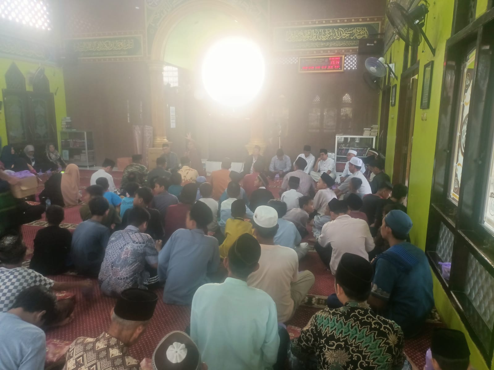 Komandan Koramil 0401/Kota, Kodim 0604/Karawang, Kapten Inf Sukarya hadiri gelaran Taraweh Keliling (tarling) bersama Muspika yang berlokasi di Masjid Jamie Al-Huda, Kelurahan Tunggakjati, Kecamatan Karawang Barat