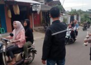 Personil Polsek Tegalwaru Berbagi Takjil Ke Masyarakat